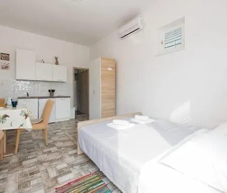 Apartment Marija With Big Garden - Ta Leut Agency Vrsi