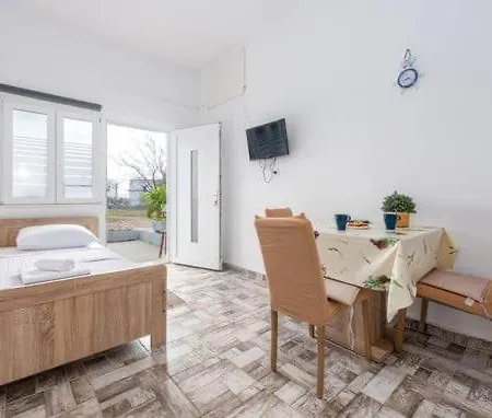 Marija With Big Garden - Ta Leut Agency *